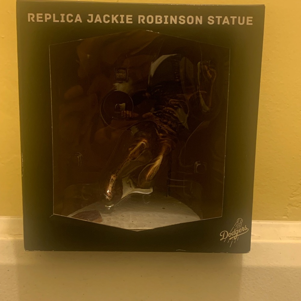 LA DODGERS 2017 JACKIE ROBINSON STATUE
